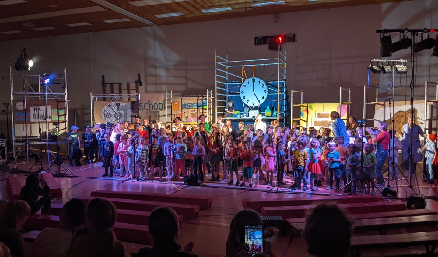 De kinderen van de Wilheminaschool Amerongen op het toneel.