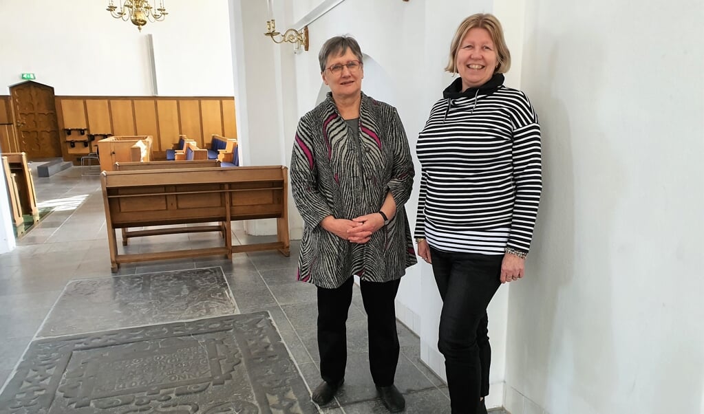 Voorzitter Tine Cupido (links) en secretaris Carla van den Berg van van de expositiecommissie van de Oude of Sint-Alexanderkerk.  