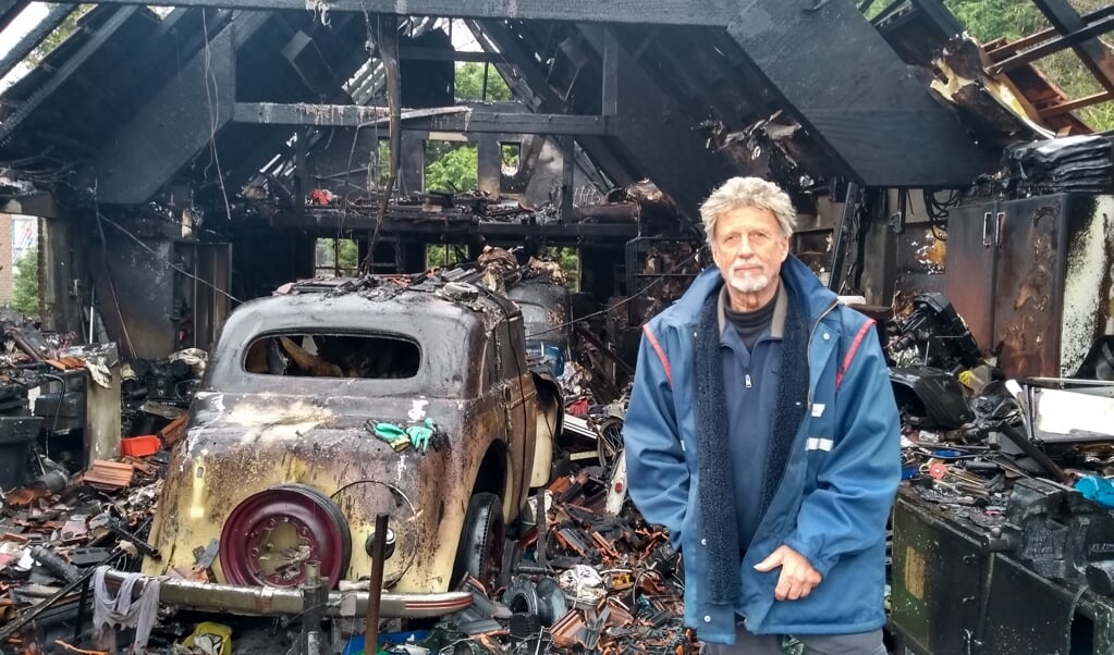 Hans Kamp bij de twee zwaar beschadigde oldtimers. Achter hem de vierdeurs Opel Kadett en daarachter de Opel Kadett K38.  