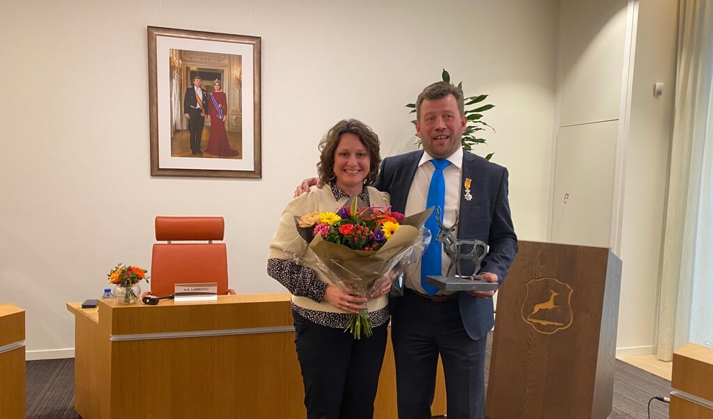 Lubbert van den Heuvel werd verrast met een Koninklijke Onderscheiding en zijn vrouw Marieke mocht de bloemen in ontvangst nemen.