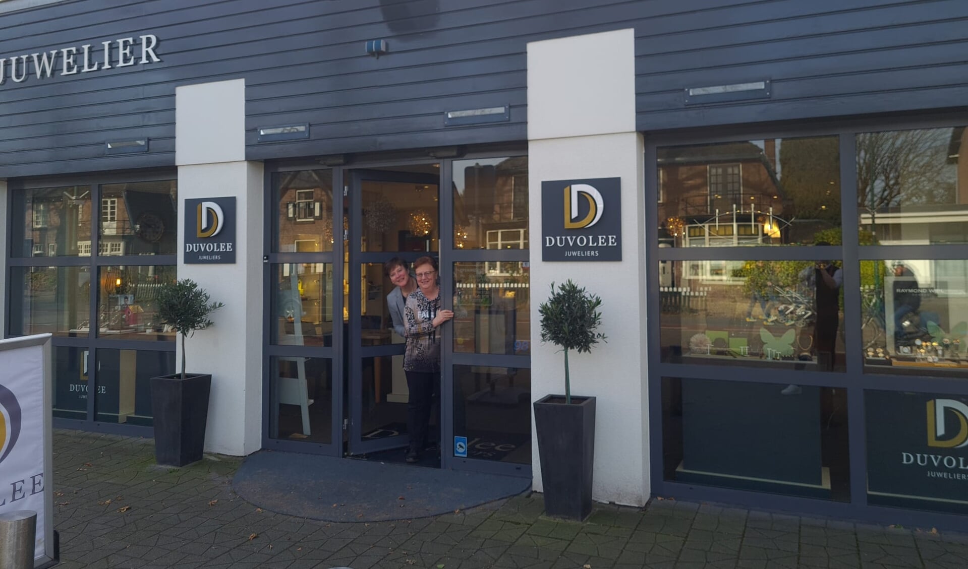 Carla van der Vlught runt samen met haar partner Margret de juwelierswinkel Duvolee.