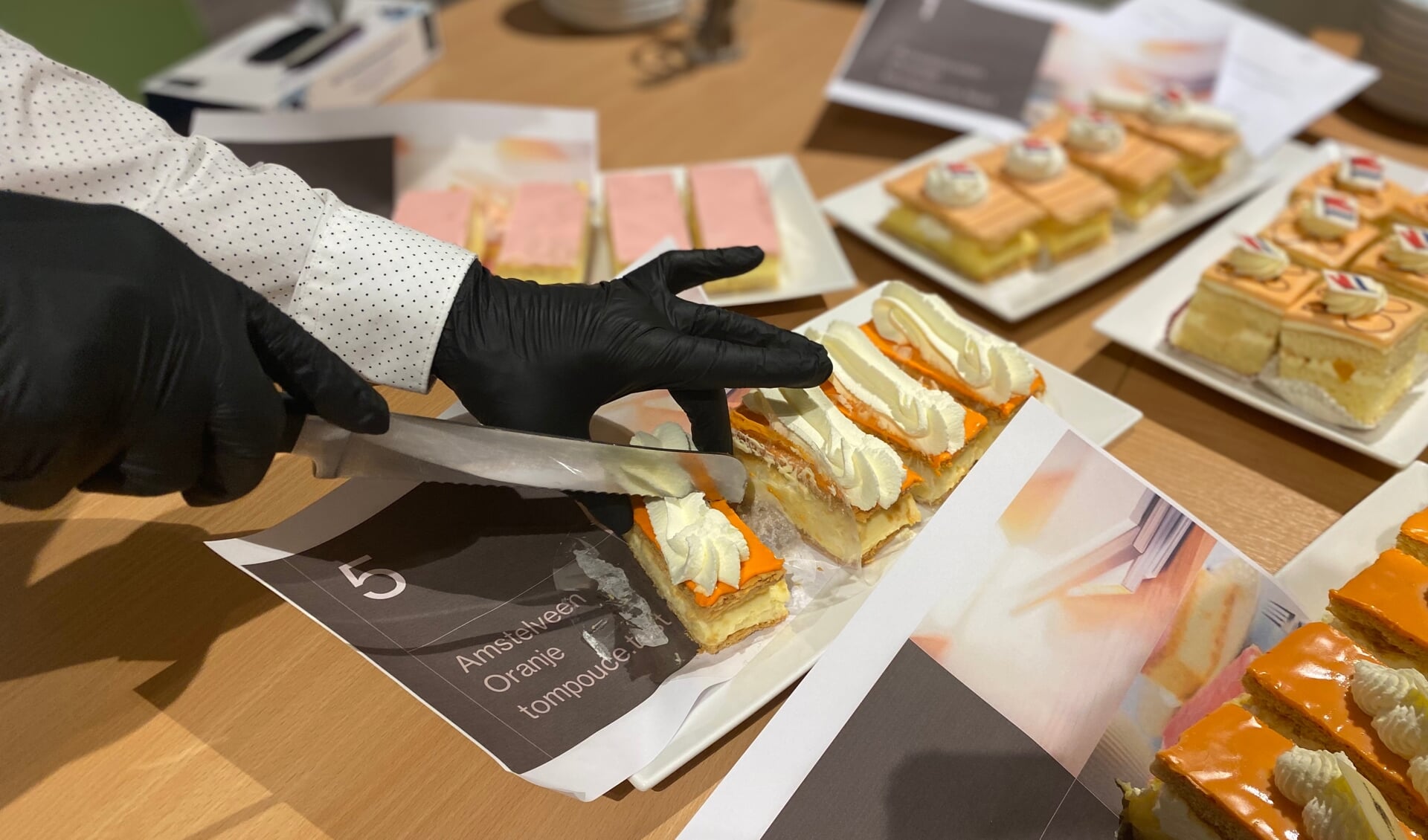 Het bestuur van Amstelveen Oranje hield een proeverij om de bakker van de 3.000 tompoezen te selecteren.  