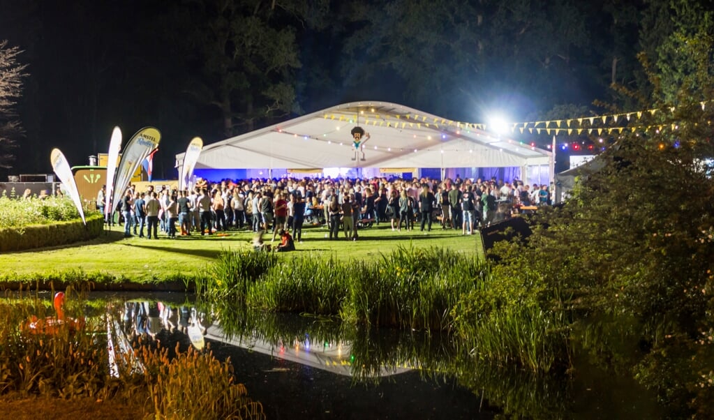 Niet alleen in de tent is het feest, maar ook rondom de tent kun je genieten.