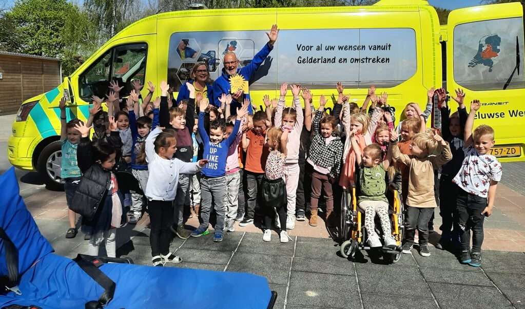 Veluwse Wens Ambulance met medewerkers en groep 1/2 van de Christelijke Daltonschool Willem Alexander