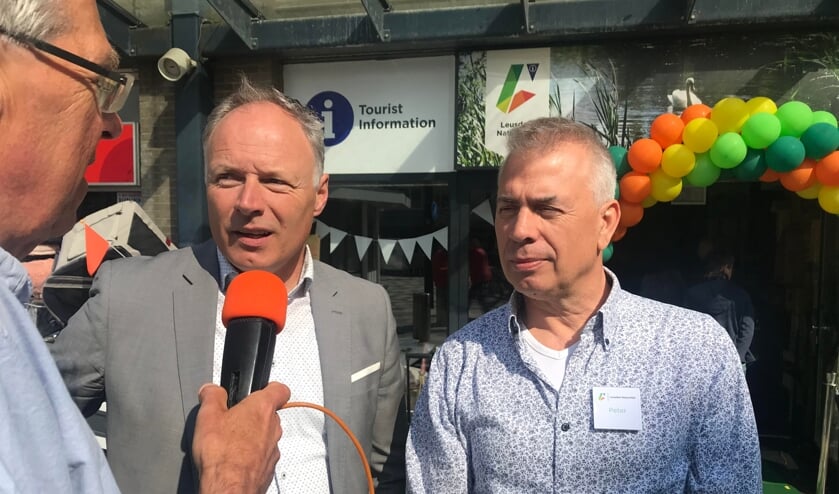 Presentator Roelof Meijer van Golfbreker Radio interviewt wethouder Patrick Kiel. Peter van Breugel van Leusden Natuurlijk! luistert mee.