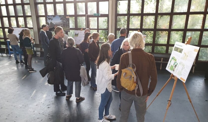 Bezoekers krijgen uitleg van medewerkers van Steenvlinder.