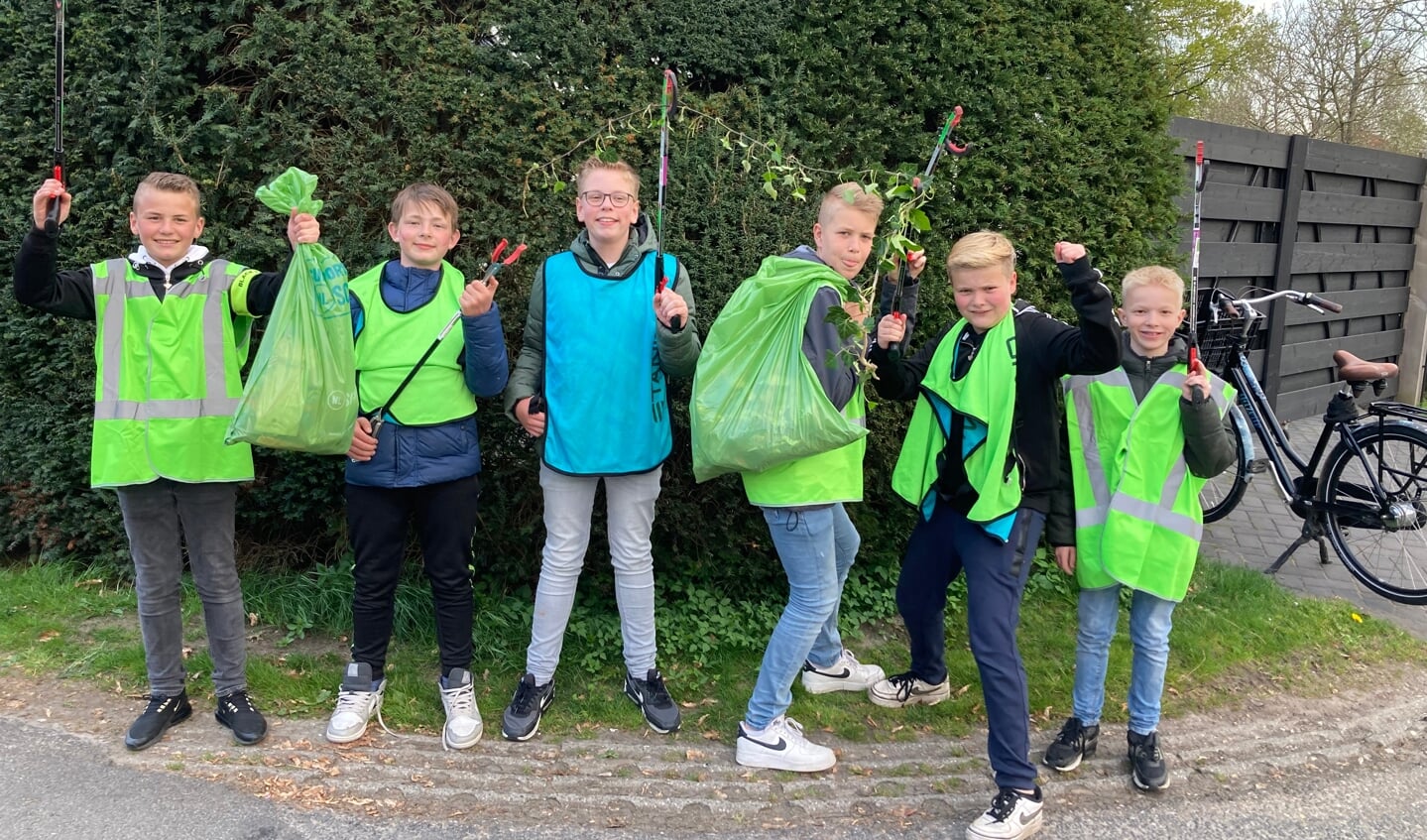 Eén van de twee JO13-groepen zag vooral veel afval in de sloot aan de Helweg.