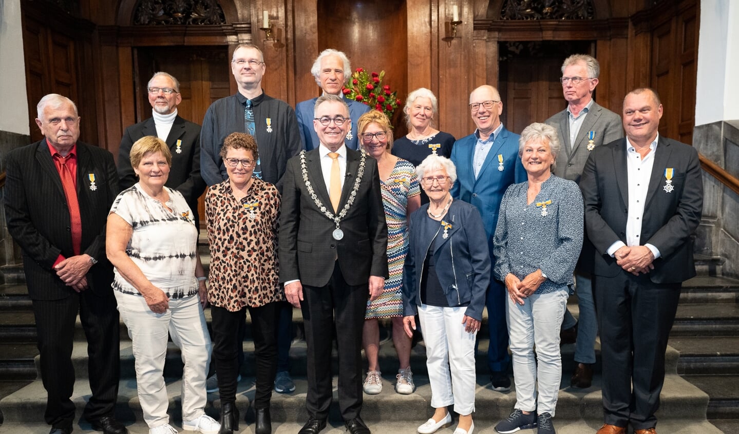 Burgemeester Jos Wienen heeft dertien Haarlemmers Koninklijk Onderscheiden tijdens de traditionele Lintjesregen.