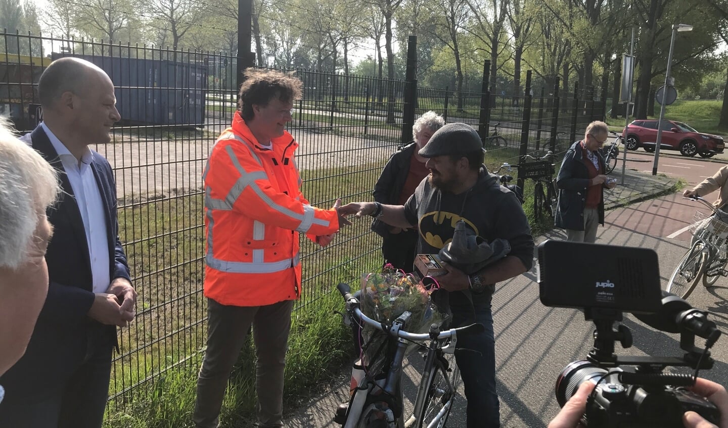 De eerste fietsers over het nieuwe fietspad kregen een presentje uitgereikt