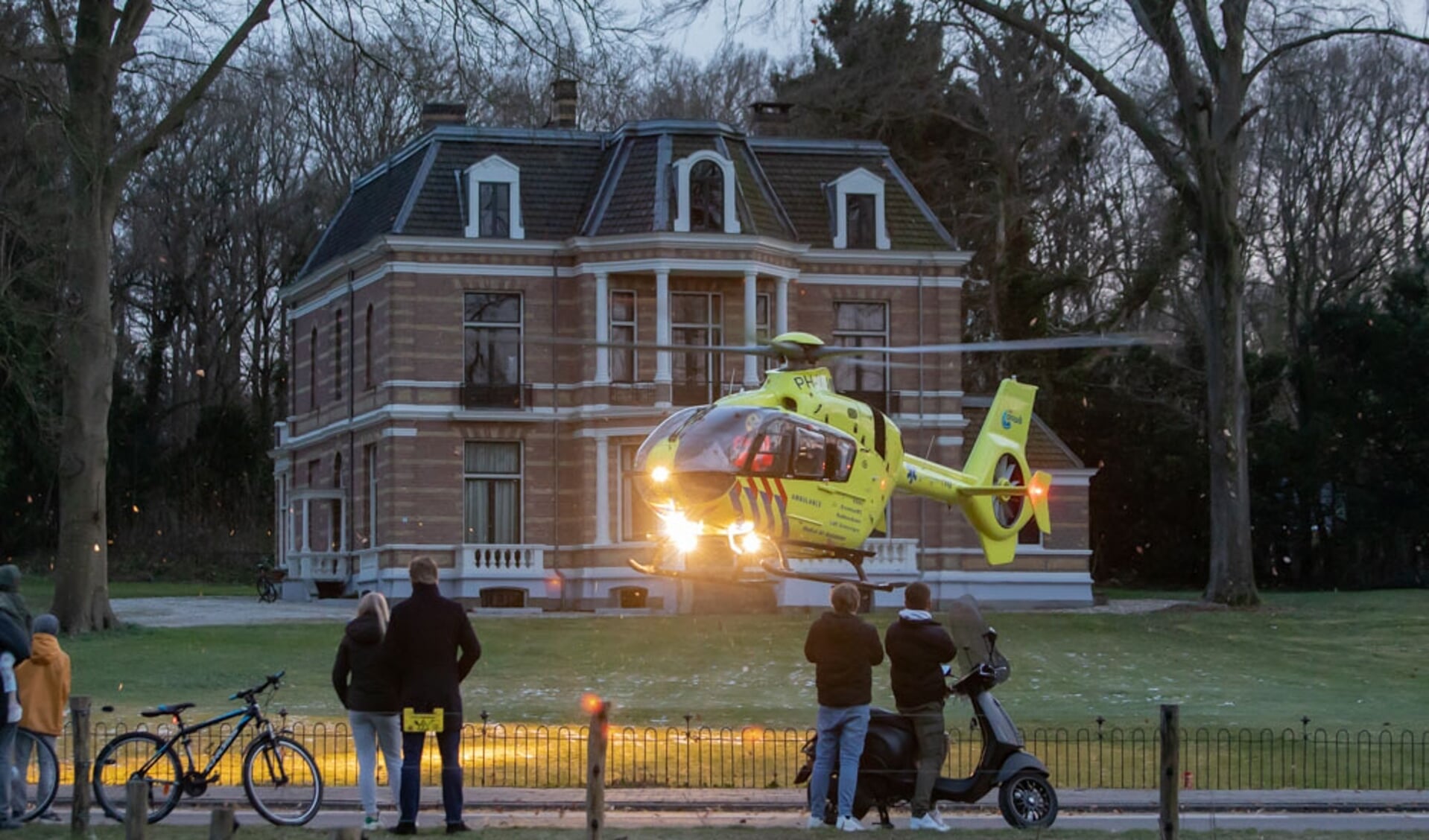 De traumahelikopter landde voor villa Benthuijs aan de Eemnesserweg.