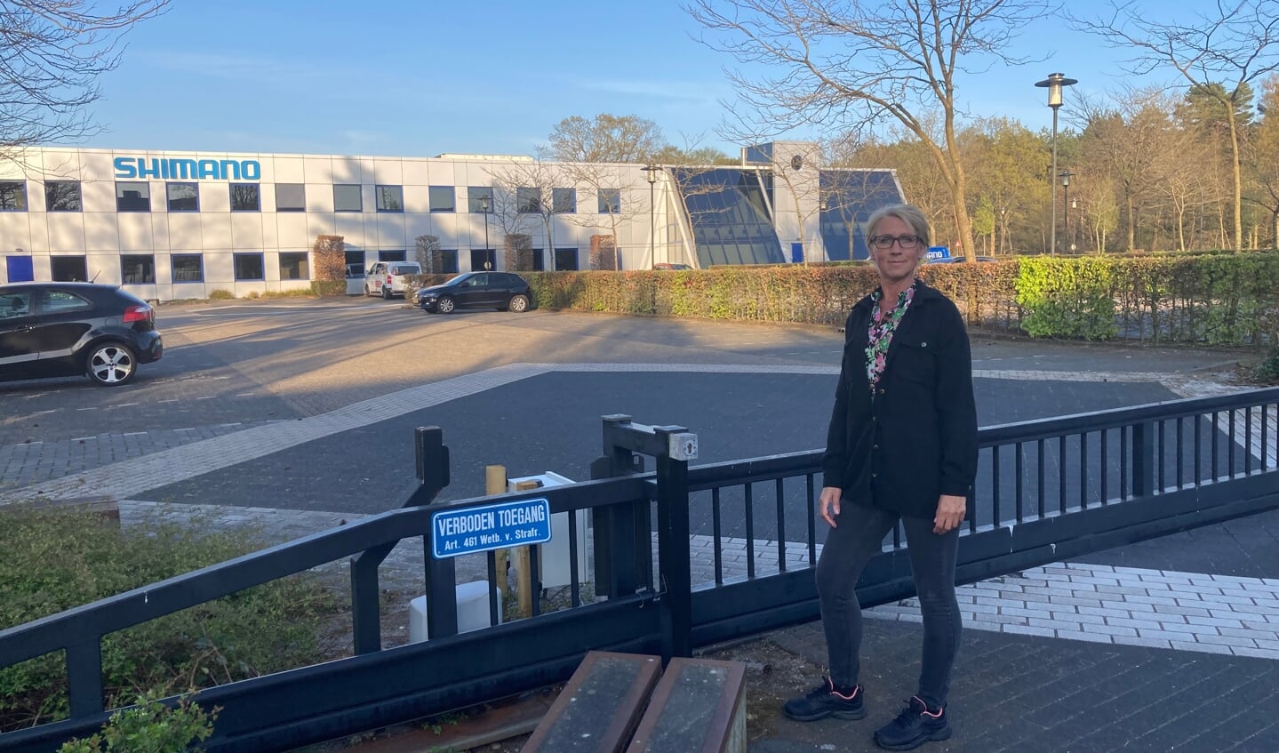 Raadslid Korine Koers voor het gebouw van Shimano