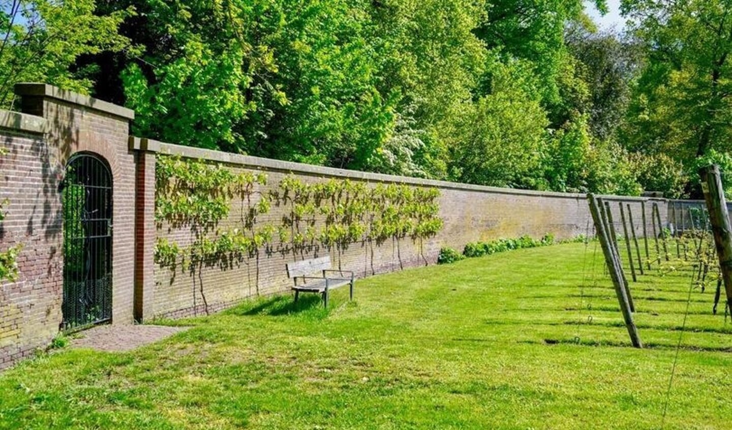 De tuinmuur op Hoog Beek en Rooyen.