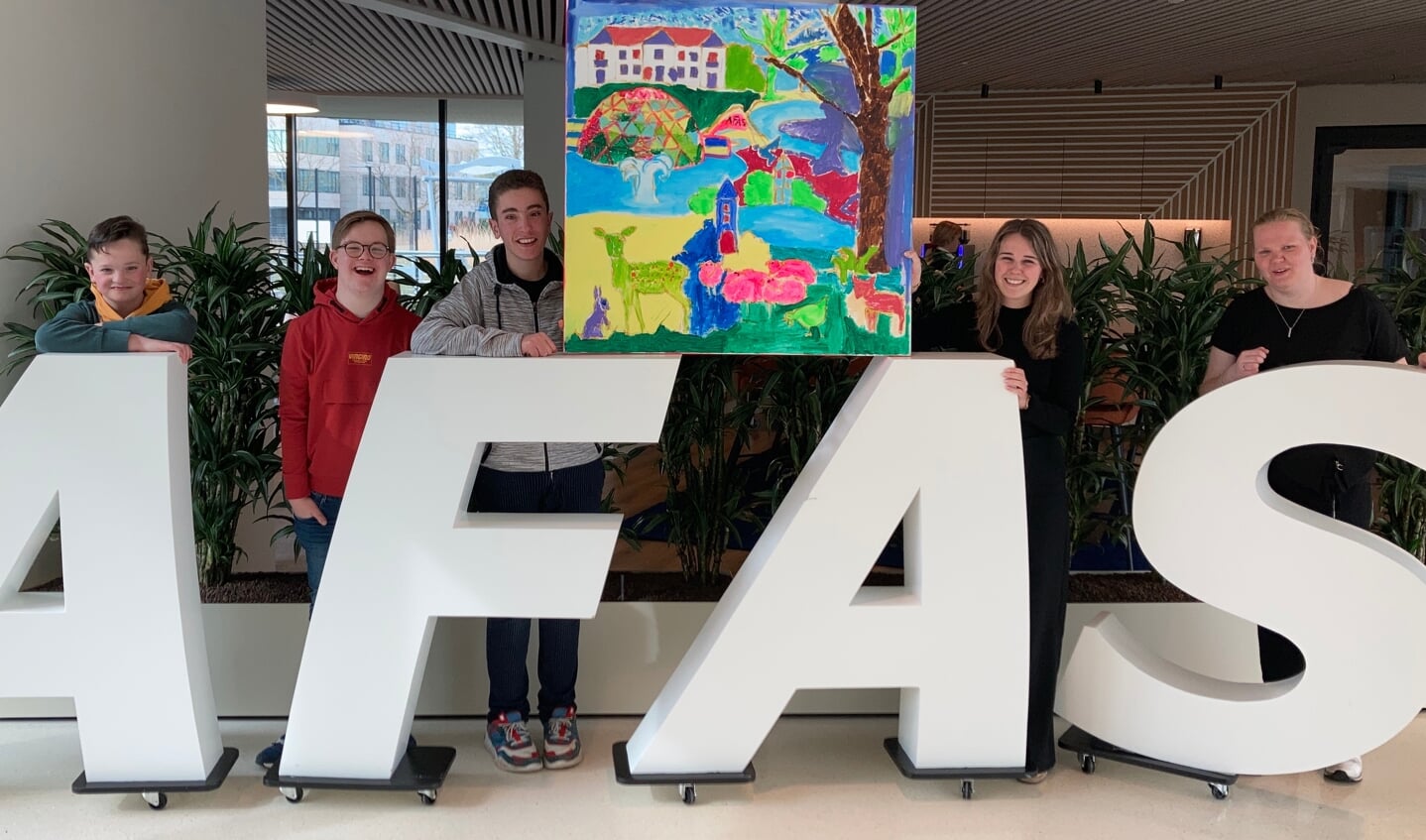 De jongeren van DownTownLeusden overhandigen trots het schilderij ‘Blik op Leusden’ aan koper AFAS. Van links naar rechts: Giel Kraan, Tom van den Tweel, Tijn Kraan, Claire Höfte (AFAS) en Babette Stomphorst. 