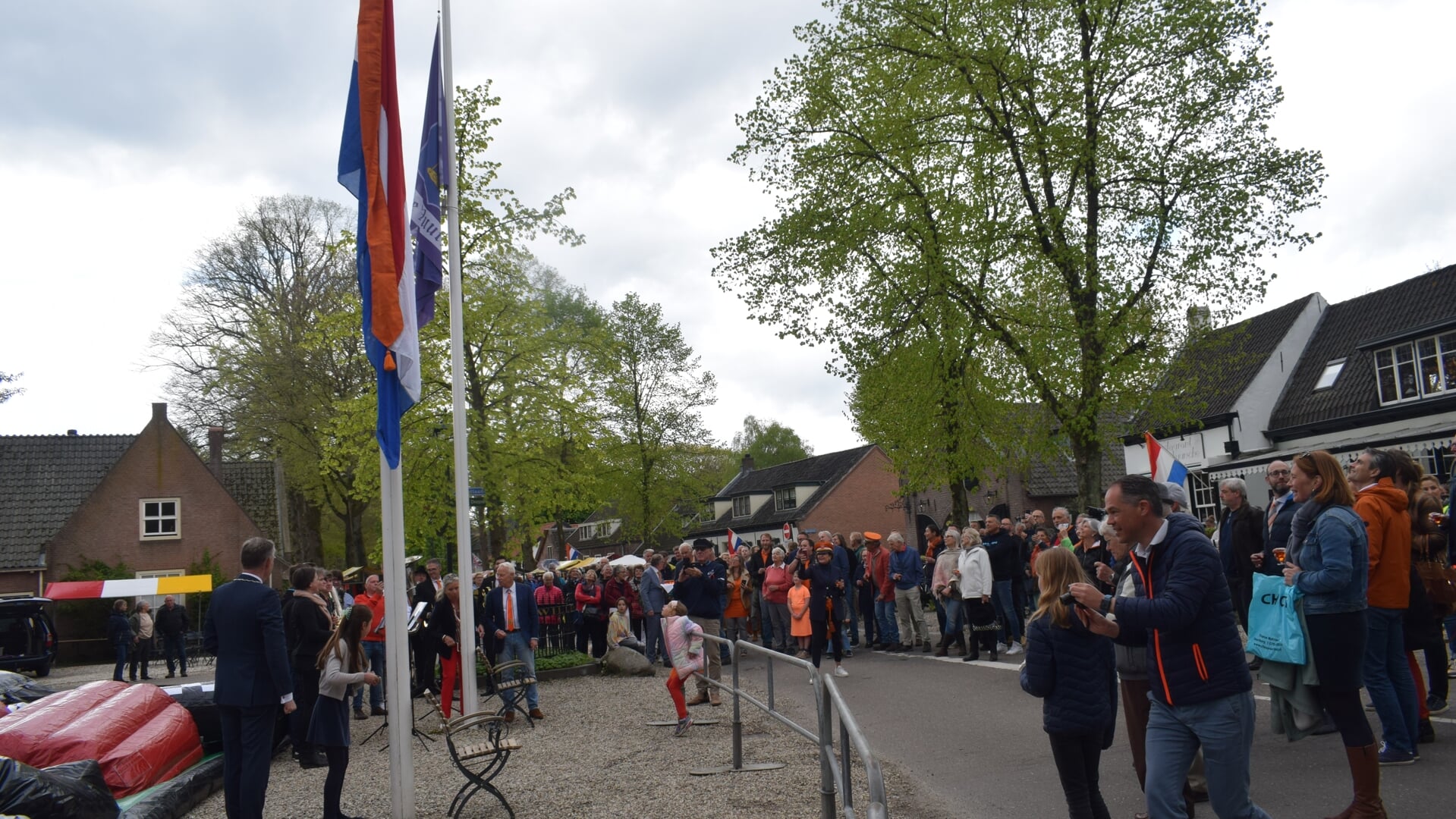 Koningsdag in Lage Vuursche gaat traditiegetrouw van start met het hijsen van de vlaggen.