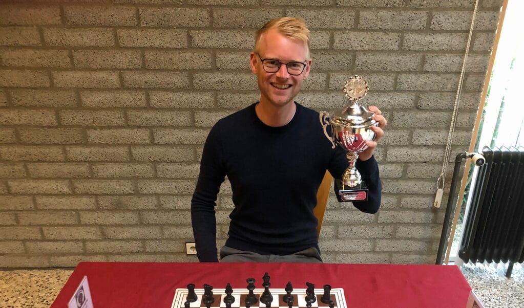Martijn Bakker wint de schaakbeker seizoen 2021/2022 bij De Cirkel.