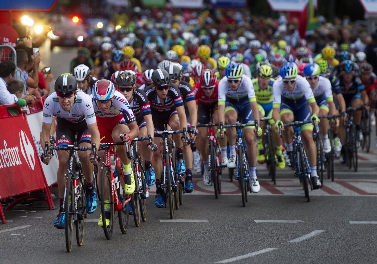 Wielrenner Tom Dumoulin aan kop tijdens een etappe van de Vuelta.