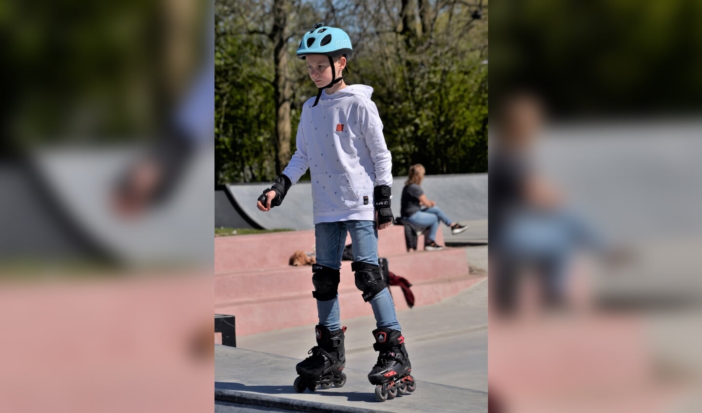 Een enkeling liet zien hoe het moet op de skatebaan en was hier volledig op gekleed met handschoenen, helm en valprotectie aan de armen en benen.