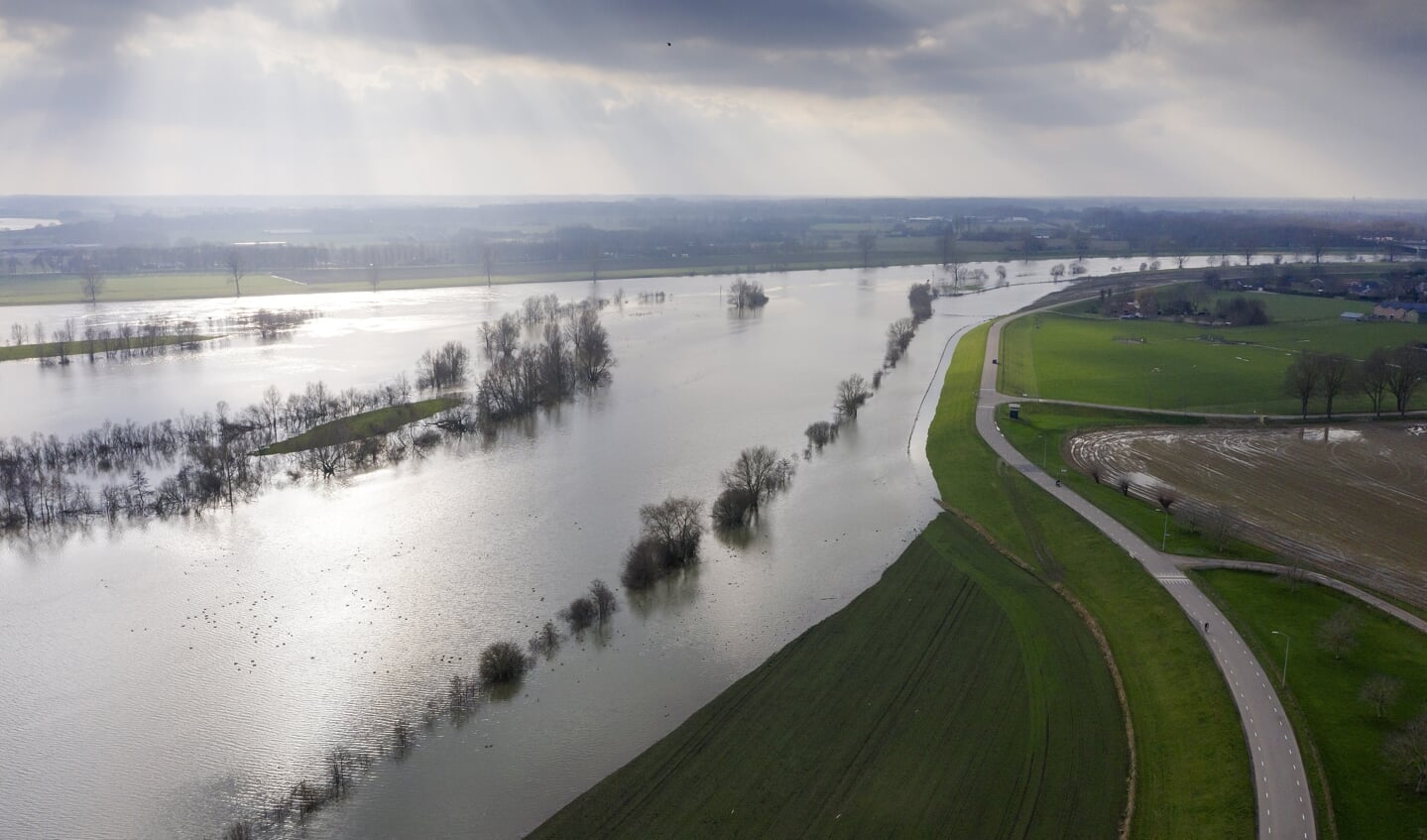 Hoogleraar gebiedsontwikkeling Co Verdaas benadrukt nog eens dat Nederland al heel goed probeert om te gaan met het water. ,,We zijn voor de hele wereld een gidsland als het hierop aankomt. Als er één land is met de creativiteit en kennis hoe verder om te gaan met het water, dan zijn wij het wel.”