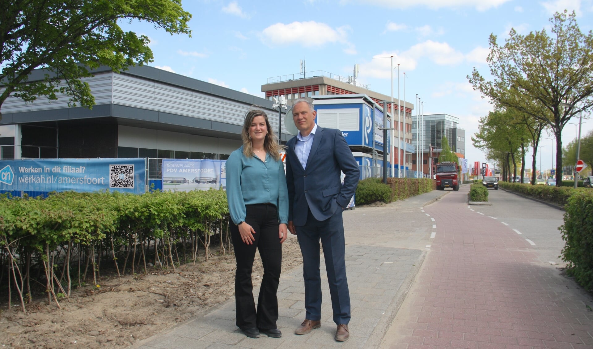 Bente Dijkman en Ronald Smeets werken met veel plezier aan de nieuw te openen Albert Heijn aan de Amsterdamseweg.