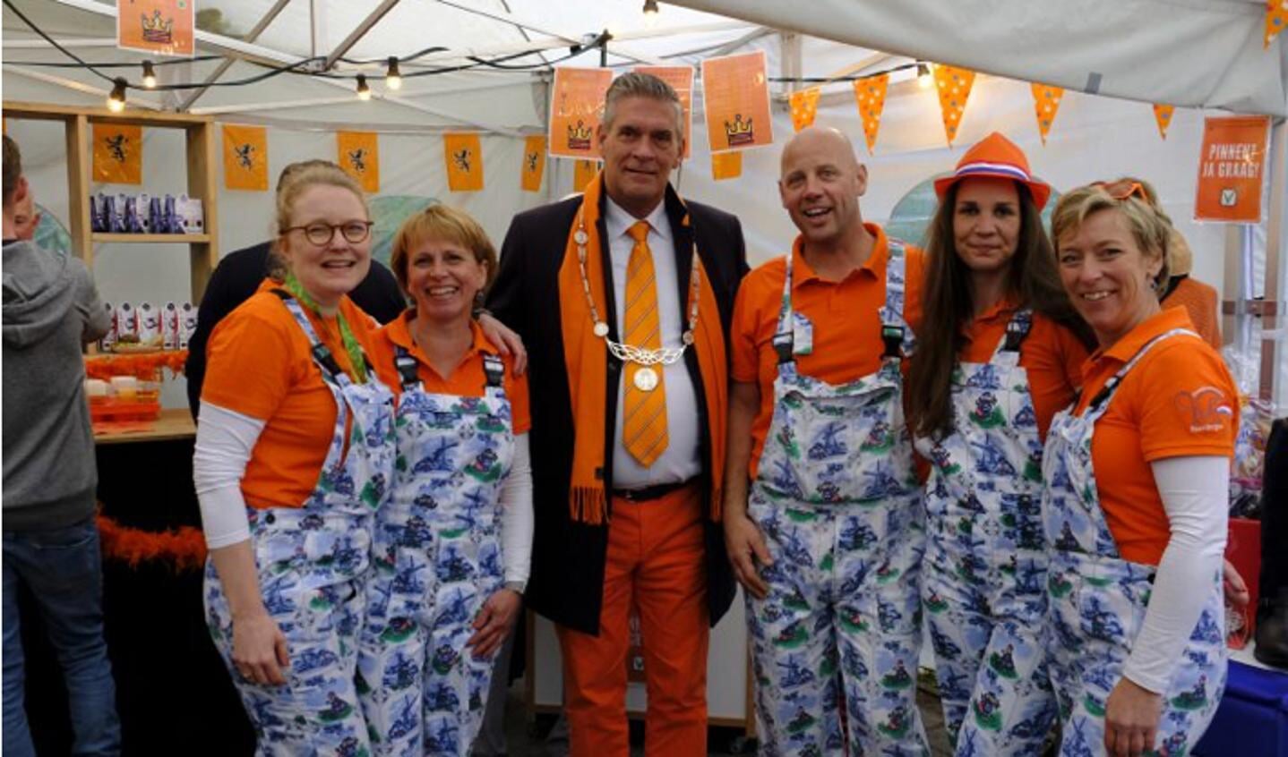Het Oranjecomité Maarsbergen met Burgemeester Frits Naafs op Koningsdag 2019