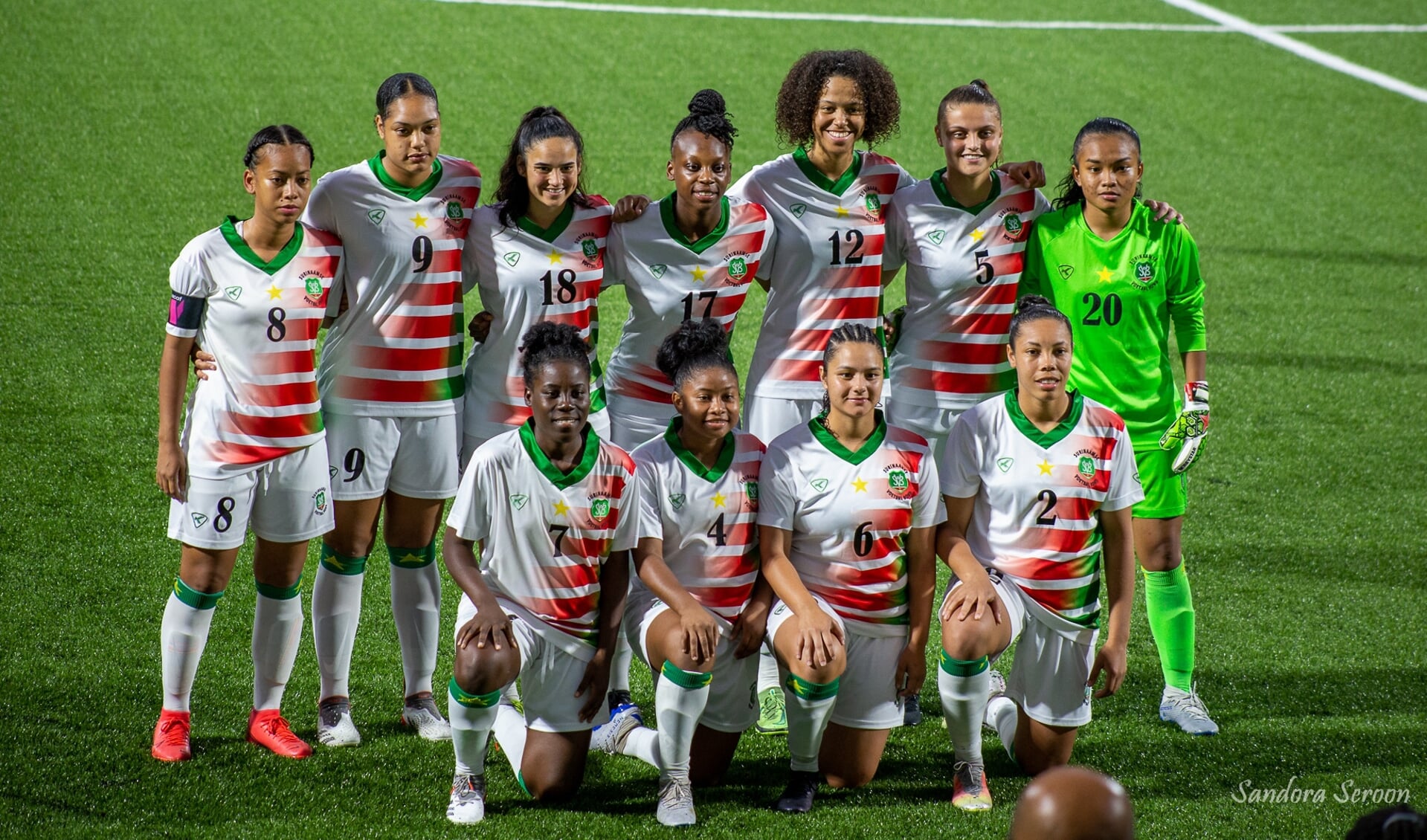 Katoucha Patra (staand in midden, nummer 17) met haar ploeggenoten van Suriname.