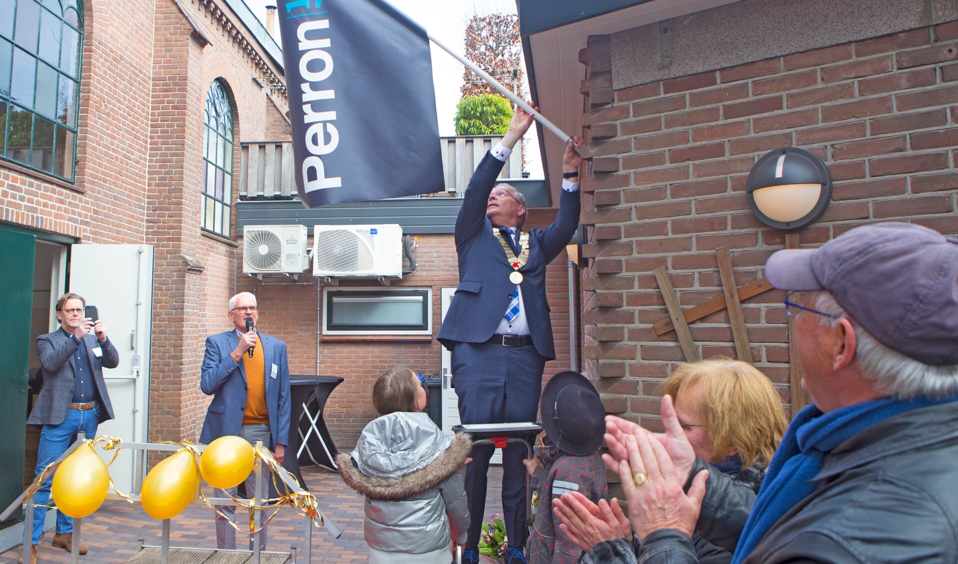 Perron16 opening door burgemeester Luteijn