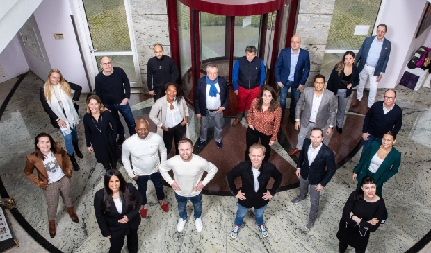 <p>Het nieuwe team is klaar voor de toekomst zo is te zien. Jennifer Delano staat rechtsonder.</p>