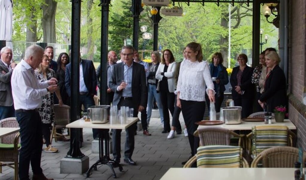 Ruud Bouwman legt vast hoe Erwin Jansma en Liesa van Aalst het Jobcafé openen.