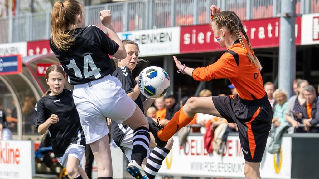 Van-Gent-Finaleweken---t-Speelkwartier-met-drie-teams-in-halve-finales-schoolvoetbal-Veenendaal