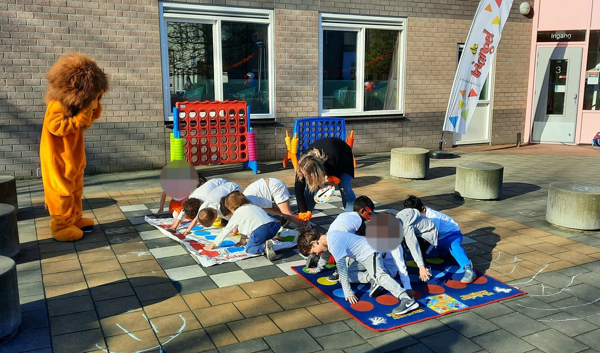 Leerlingen van De Triangel doen mee aan de Koningsspelen onder toeziend oog van de Nederlandse leeuw.