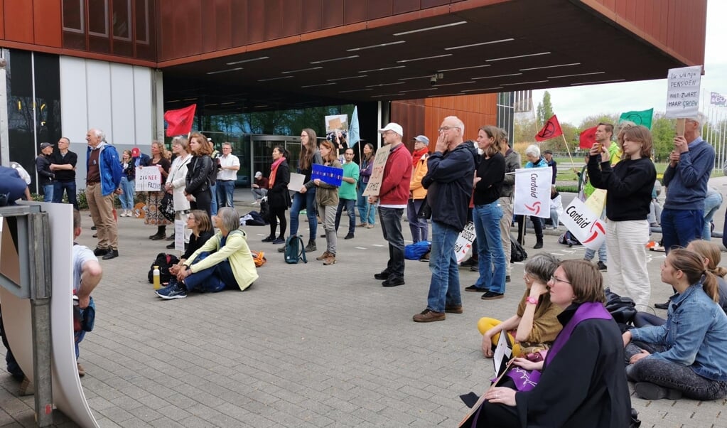 Demonstranten voor het kantoor van Pensioenfonds Zorg & Welzijn in Zeist. 