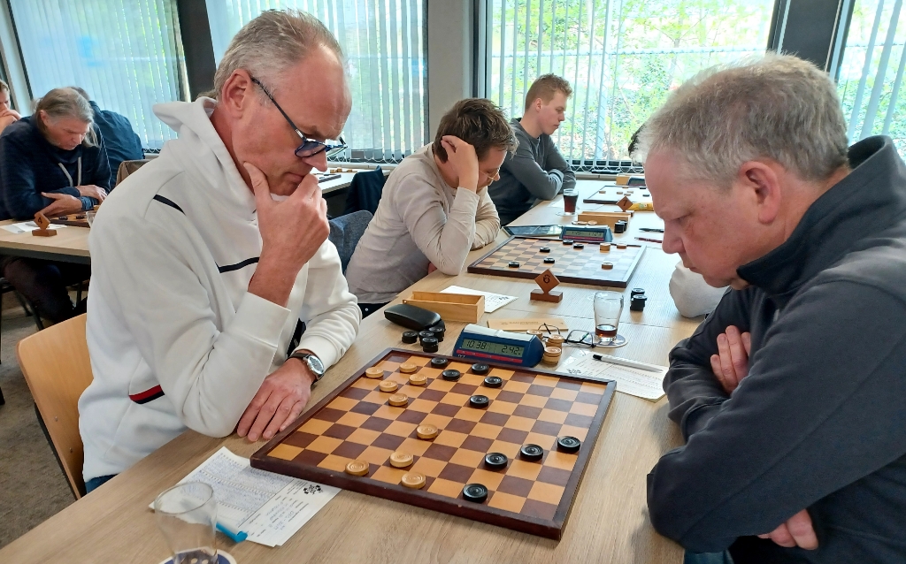 <p>Henk Klarenbeek (links) was de DES Lunteren speler die winst boekte.</p>