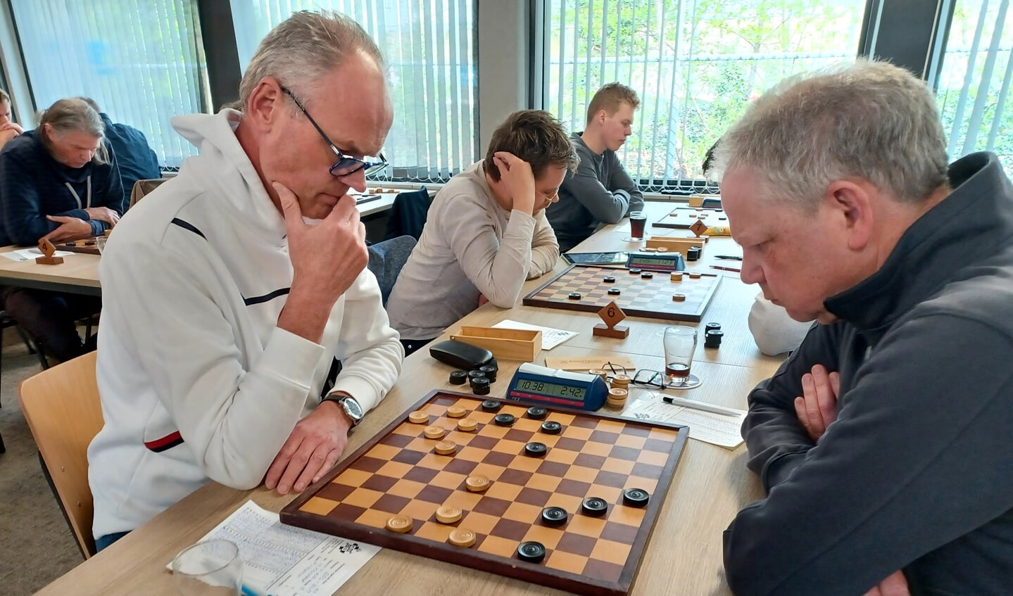 Henk Klarenbeek (links) was de DES Lunteren speler die winst boekte.