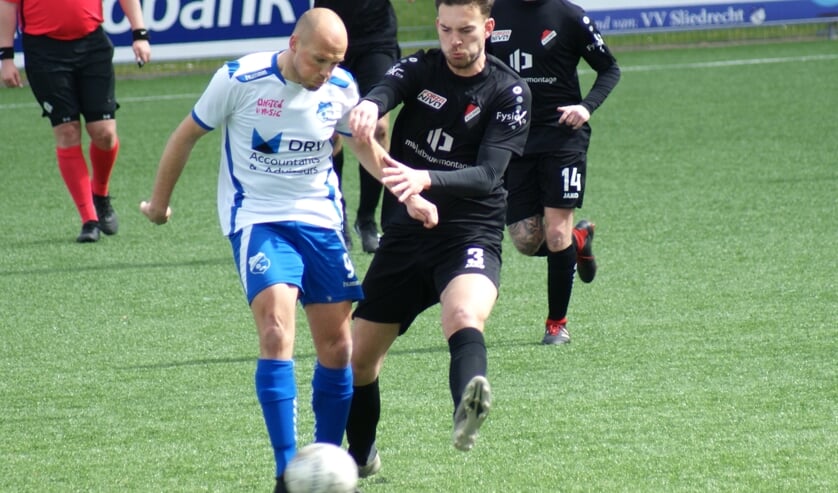 Dennis Verhoef (l) wordt belaagd door verdediger Jordi Ruijsch.
