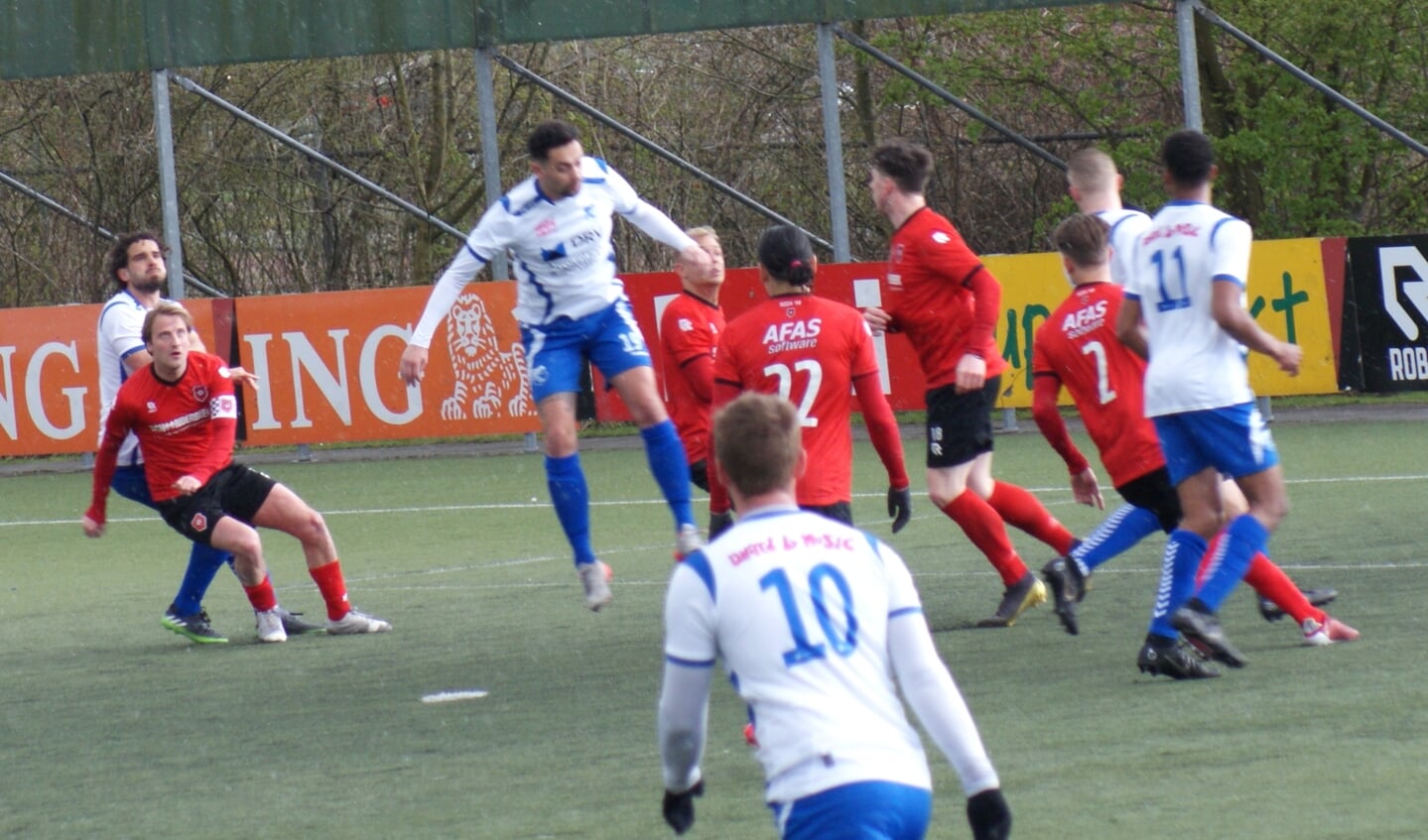 Mike van Kraaij (Nr.19) heerst in de lucht