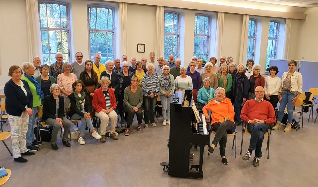 Elly en Dick Meijer (op de voorgrond) kijken samen met het COV Bennekom-koor verlangend uit naar 'hun' Johannes Passion.