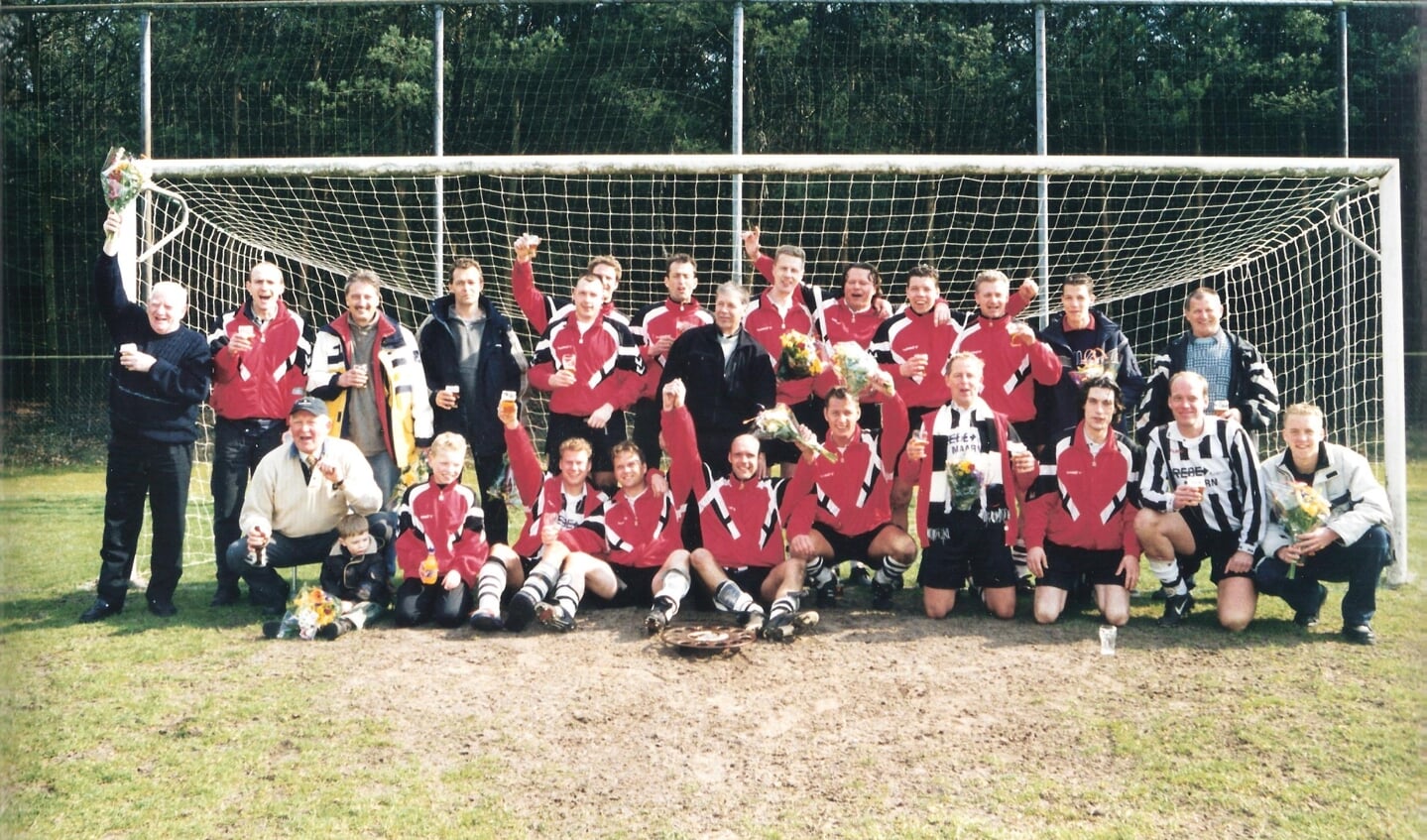 In het seizoen 2000/2001 werd het eerste voetbalteam kampioen.