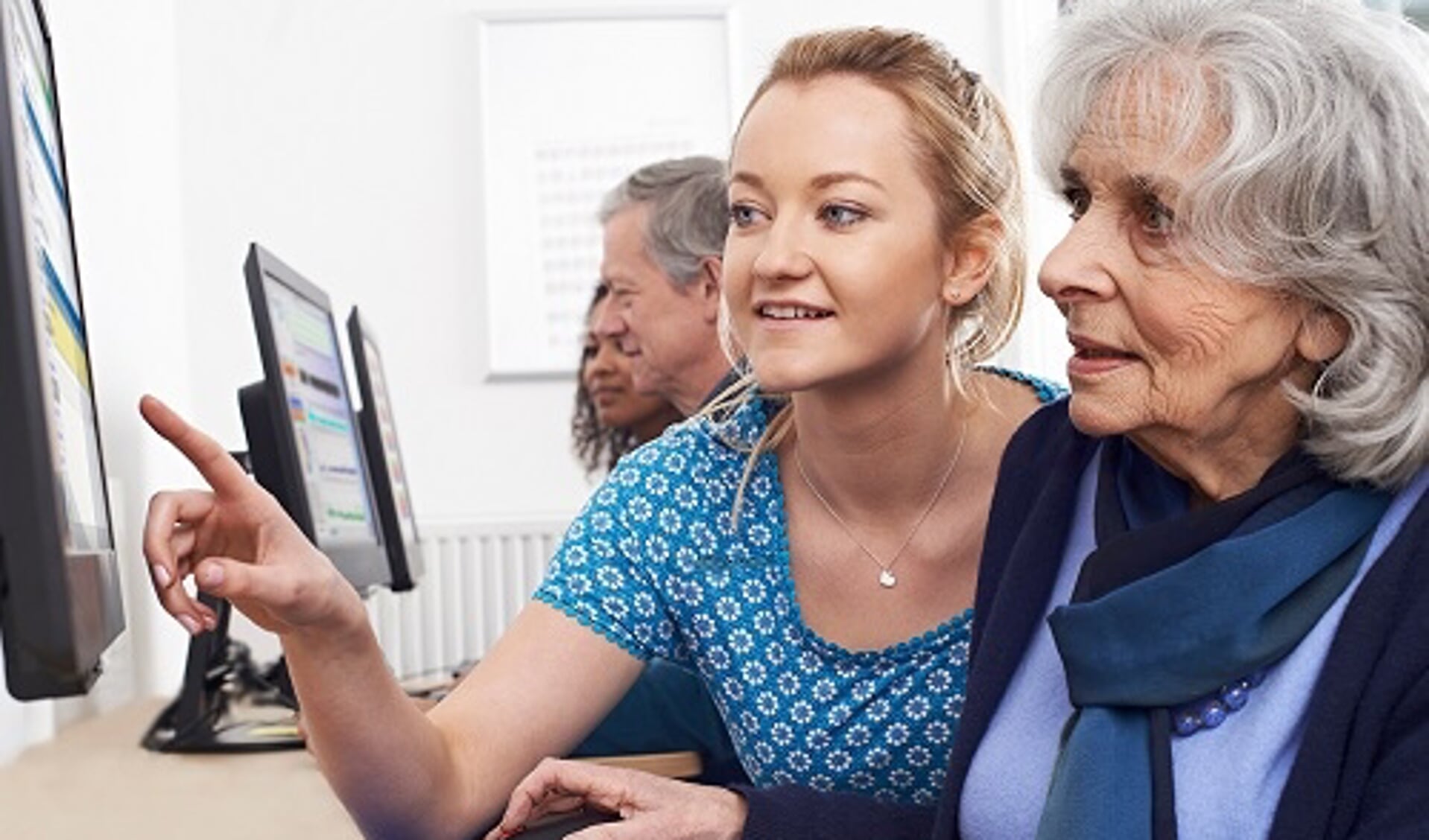 Vrijwilligers helpen de senioren om online zelfredzaam te worden.