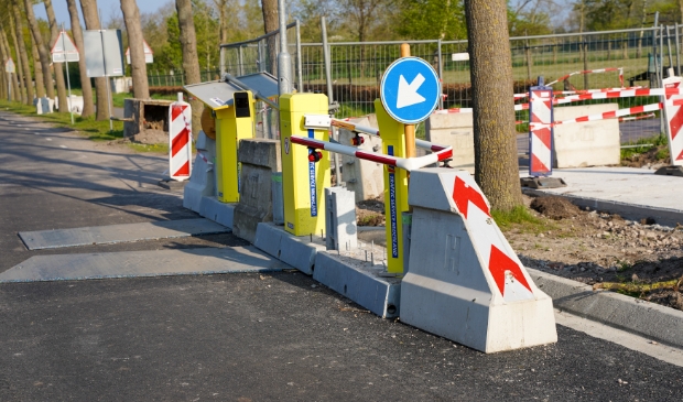 <p>De slagboom is dubbelgevouwen rond een pilaar</p>
