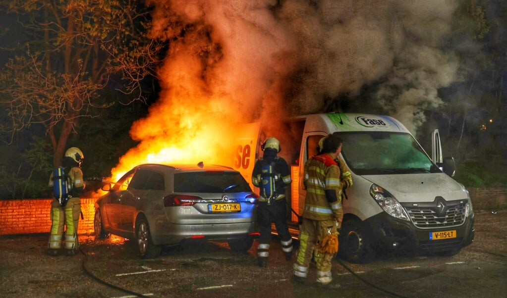 Autobrand op het parkeerdek van de L-flat in Zeist. 