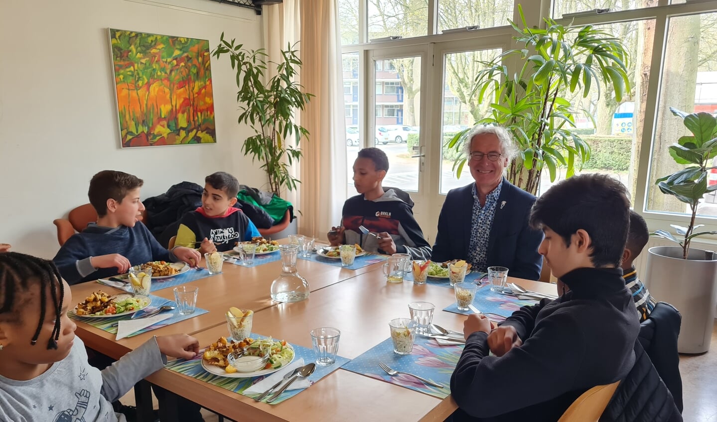 Wethouder Bosland eet samen met de leerlingen een gezonde vegetarische kapsalon.