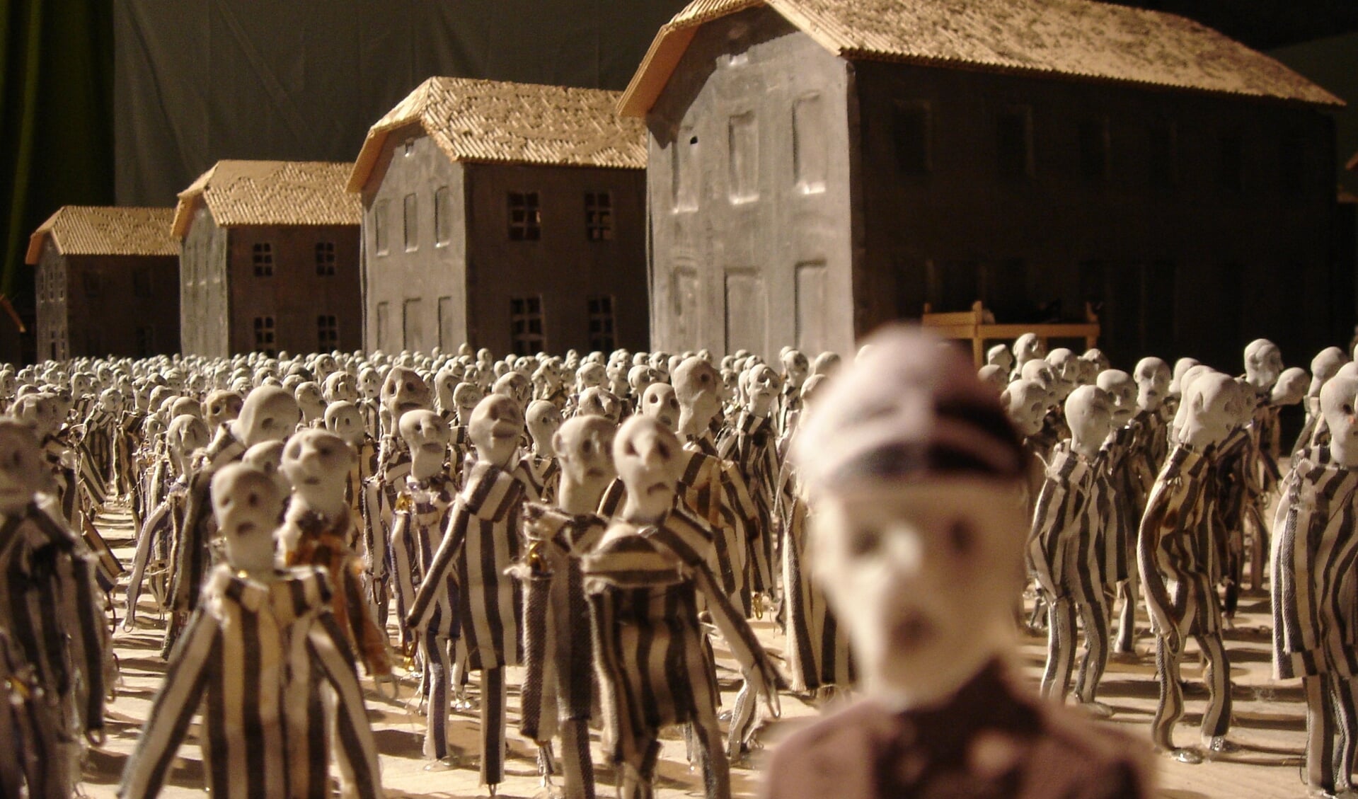 Het verhaal van Auschwitz vertelt met 3500 poppetjes door Hotel Modern.