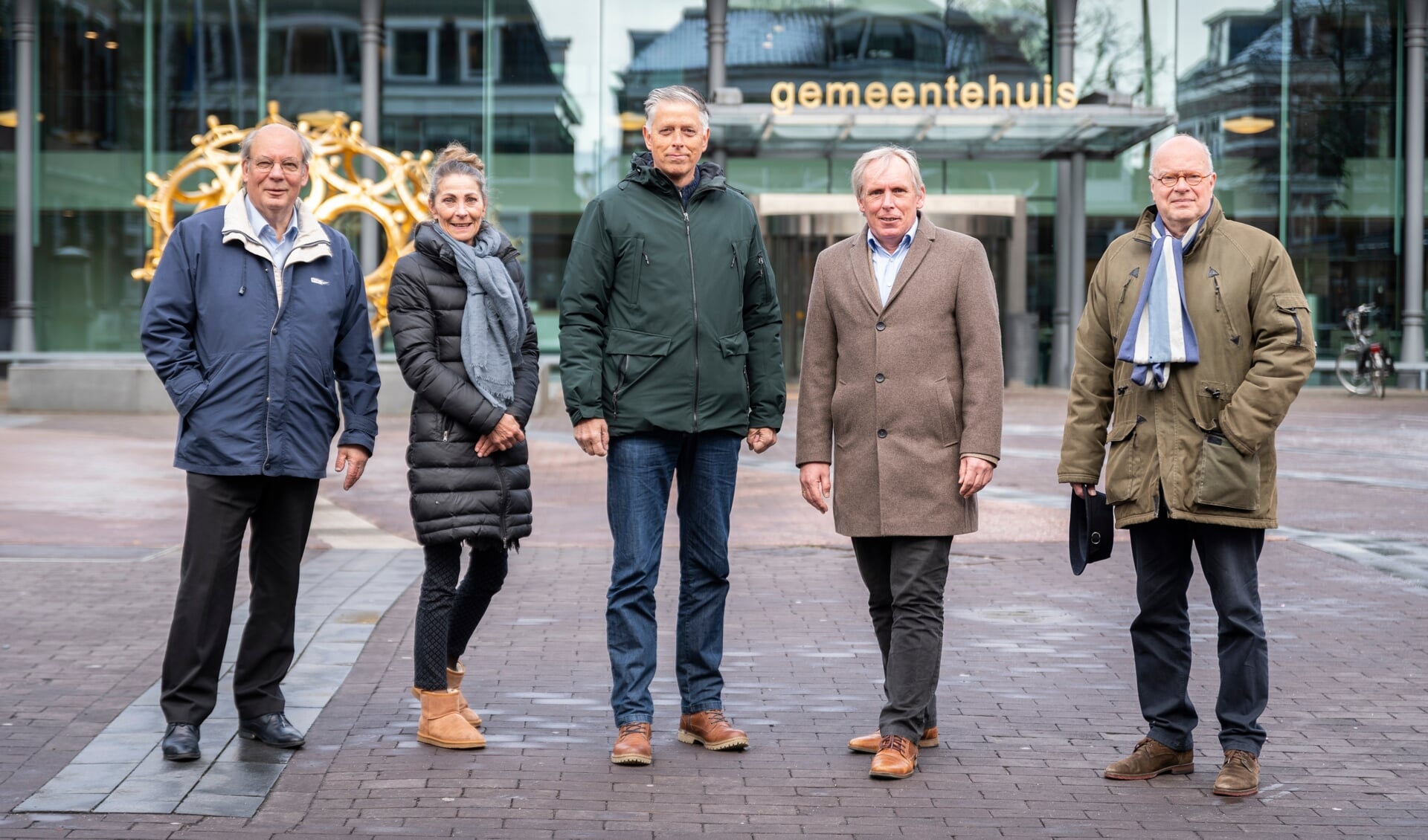 De leden van het Vier5Mei Comité. Van links naar rechts: Aaldert van der Horst, Monique Blommert,  Willem Massier, Hans Versteegh en Sikko Kranenborg.