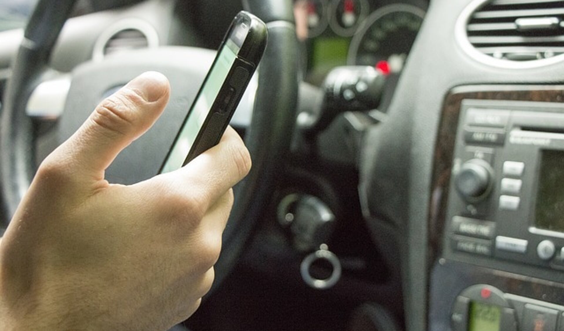 Van de bestuurders van gemotoriseerde voertuigen geeft 63 procent aan wel eens een mobieltje te gebruiken tijdens het rijden.