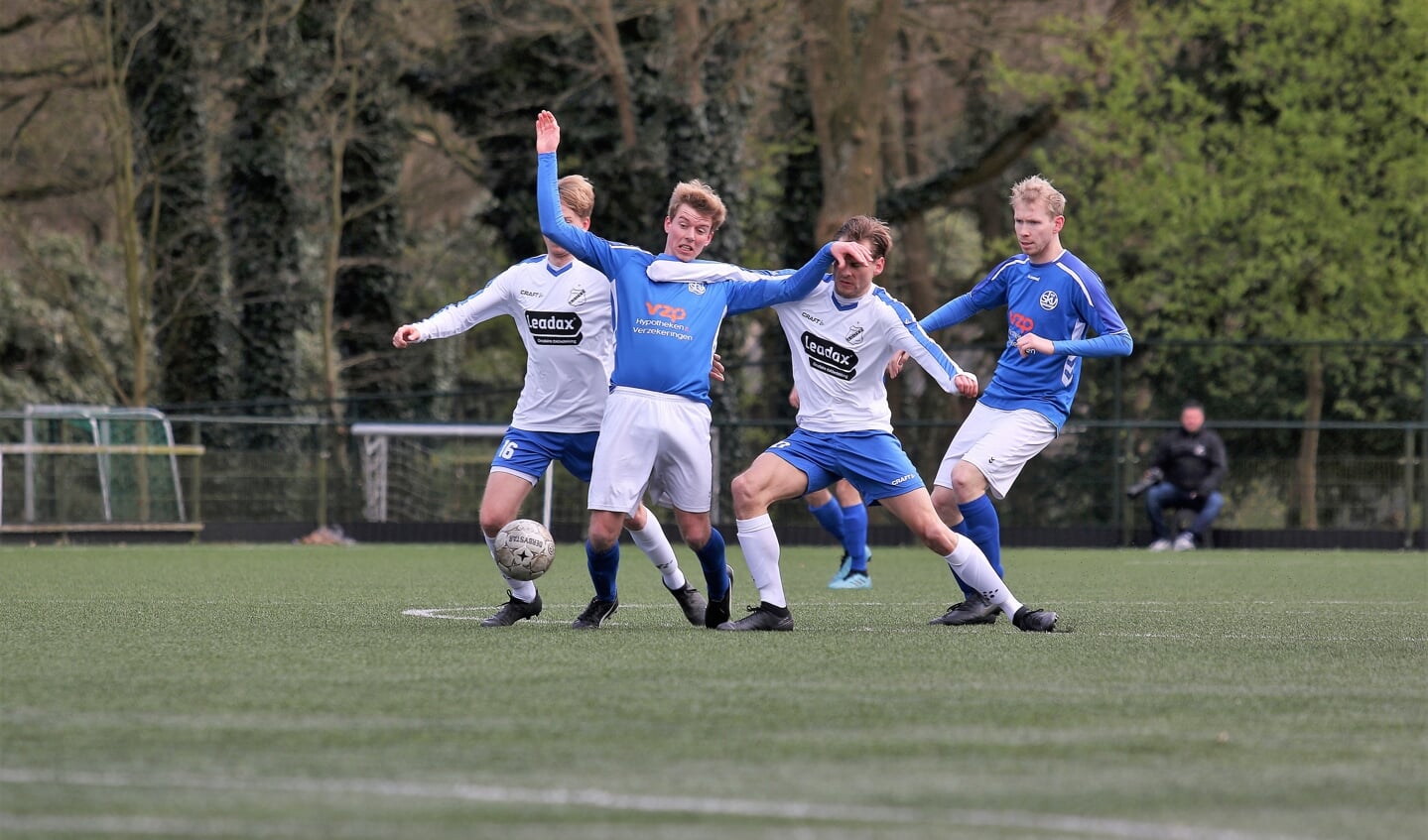 SKV had het zwaar tegen het bezoekende AGOVV. Dat ondervond Tijmen Remijnse aan den lijve.