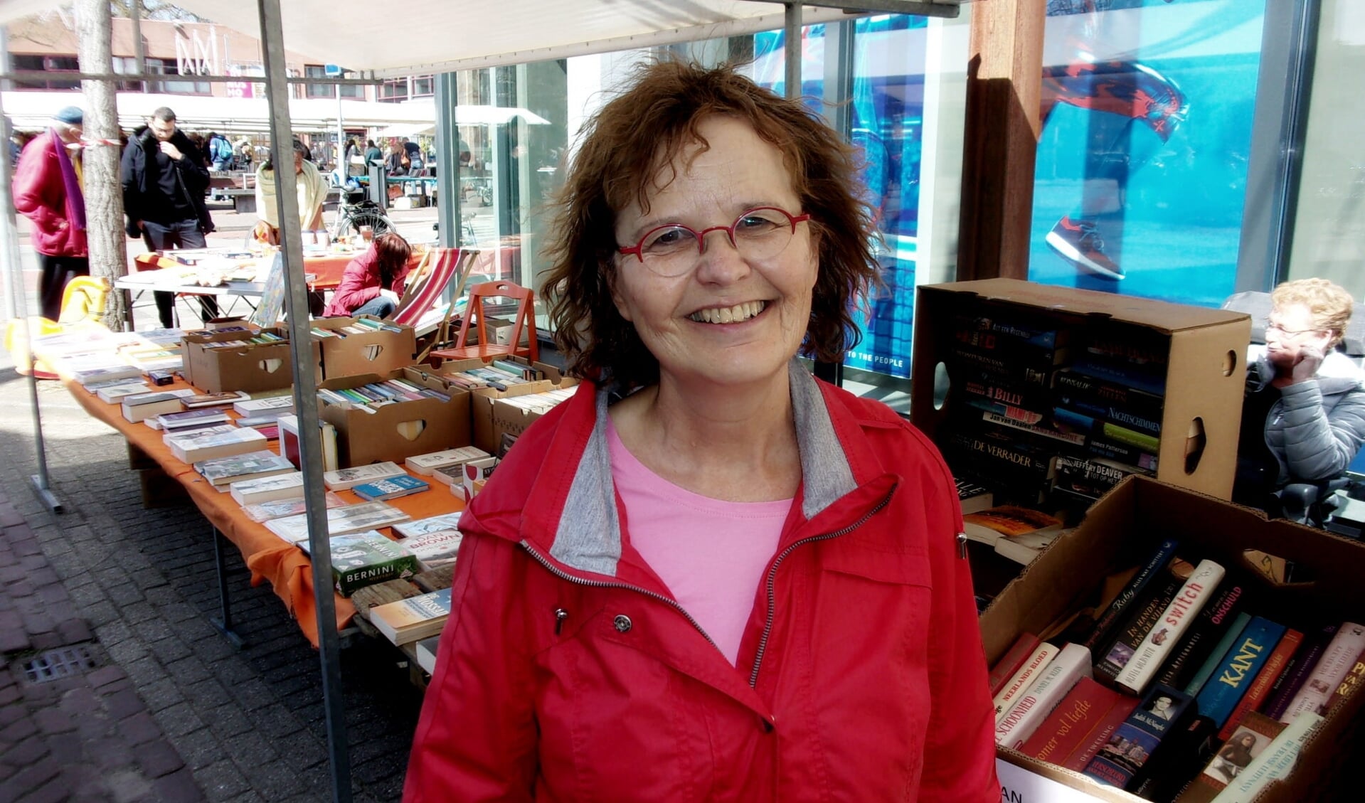 Mieke van Hooft op de boekenmarkt: "Boeken vormen een open deur naar een andere wereld, daar waar je wilt zijn"