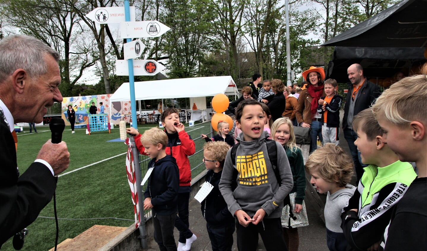 Ceremonieel burgemeester Frans Witteman zorgde voor extra sfeer in Vijfhuizen.
