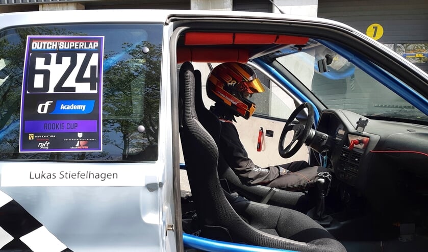 Lukas in de Peugeot 106 raceauto.