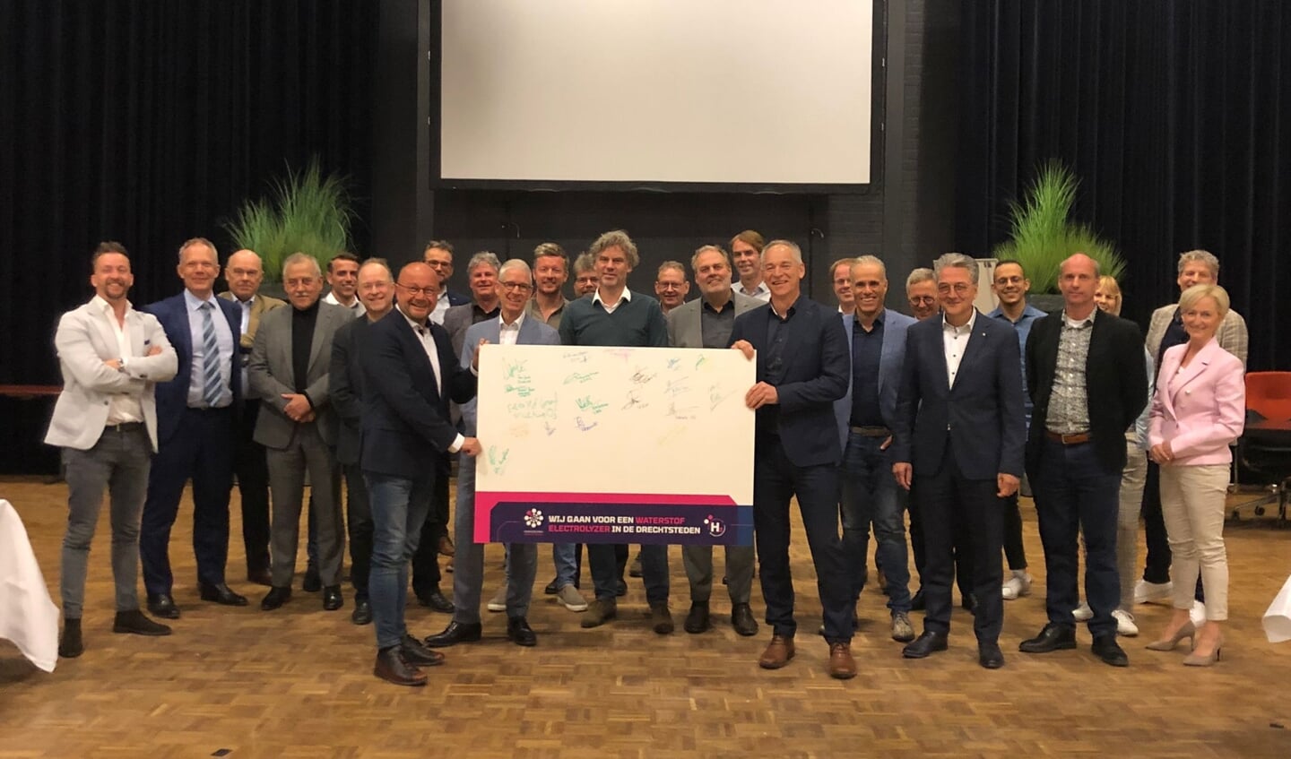 Op initiatief van Werkgevers Drechtsteden en in het bijzijn van Ton Spek, wethouder duurzaamheid in Sliedrecht hebben een 25-tal ondernemers, de omgevingsdienst, de provincie en de gemeente Sliedrecht het initiatief ondertekend.
