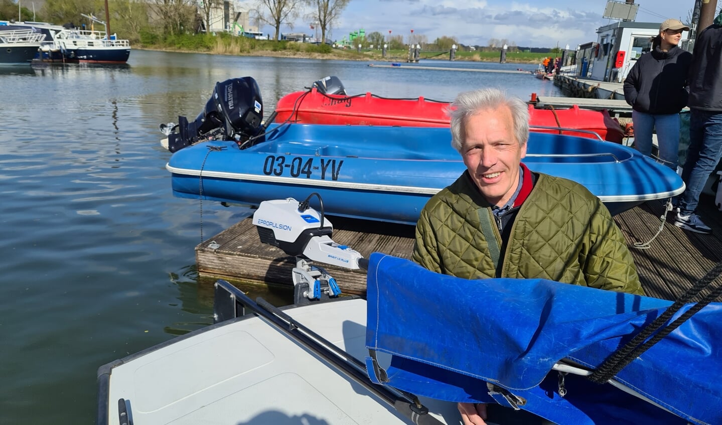 Onderhoudsman Dick van Diest neemt de boot feestelijk in gebruik